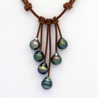 Collana in Cuoio e 6 Perle di Tahiti Cerchiate C di 9.9 a 10.4 mm